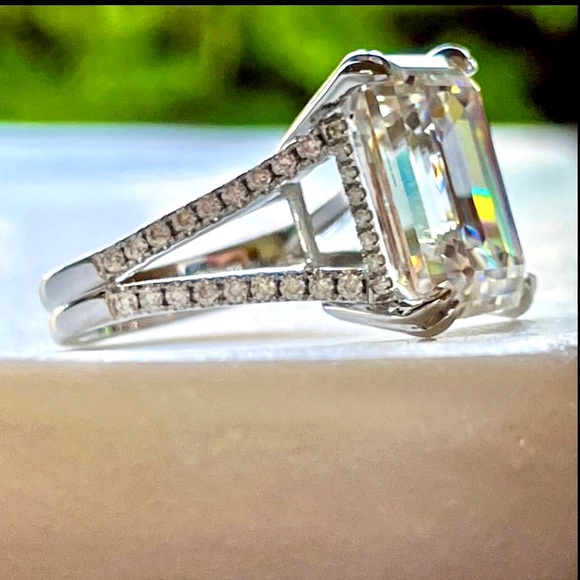 10ct Platinum “Queen” Ring - Emerald Cut - Picture 3 of 17